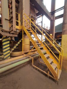 Andaime Plataforma Original MONTEEUSE PI0702779-6 Produto patenteado Aço ou Alumínio - Segurança em altura para manutenção industrial ou construção civil, garantindo acesso seguro pela escada incorporada, Guarda-corpos e Rodapés conforme NR-18, conjunto de piso antiderrapante e forração completa, com alçapão de acesso seguro. Pode ser apoiado com sapatas ajustáveis ou rodízios para movimentação segura da estrutura. Totalmente normatizado, com ART de fabricação recolhida junto ao CREA, Memorial de cálculo, Manual de montagem, Checklist de montagem, Projeto de montagem e Treinamento tipo seminário online com certificados nominais a cada participante. Destaque nas maiores indústrias do Brasil, tendo como clientes a VALE, CSN, Usiminas, Petrobrás, GERDAU, CEMIG, Raízen, JBS SEARA, Marfrig, Usaçucar, Bunge, ADM do Brasil, Syngenta, SENAI, Cofco, Hydro Alunorte, entre outros.