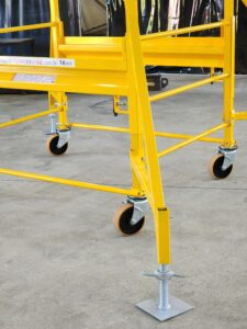 Andaime Plataforma Original MONTEEUSE PI0702779-6 Produto patenteado - Segurança em altura para manutenção industrial ou construção civil, garantindo acesso seguro pela escada incorporada, Guarda-corpos e Rodapés conforme NR-18, conjunto de piso antiderrapante e forração completa, com alçapão de acesso seguro. Pode ser apoiado com sapatas ajustáveis ou rodízios para movimentação segura da estrutura. Totalmente normatizado, com ART de fabricação recolhida junto ao CREA, Memorial de cálculo, Manual de montagem, Checklist de montagem, Projeto de montagem e Treinamento tipo seminário online com certificados nominais a cada participante. Destaque nas maiores indústrias do Brasil, tendo como clientes a VALE, CSN, Usiminas, Petrobrás, GERDAU, CEMIG, Raízen, JBS SEARA, Marfrig, Usaçucar, Bunge, ADM do Brasil, Syngenta, SENAI, Cofco, Hydro Alunorte, entre outros.
