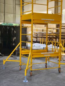Andaime Plataforma Original MONTEEUSE PI0702779-6 Produto patenteado - Segurança em altura para manutenção industrial ou construção civil, garantindo acesso seguro pela escada incorporada, Guarda-corpos e Rodapés conforme NR-18, conjunto de piso antiderrapante e forração completa, com alçapão de acesso seguro. Pode ser apoiado com sapatas ajustáveis ou rodízios para movimentação segura da estrutura. Totalmente normatizado, com ART de fabricação recolhida junto ao CREA, Memorial de cálculo, Manual de montagem, Checklist de montagem, Projeto de montagem e Treinamento tipo seminário online com certificados nominais a cada participante. Destaque nas maiores indústrias do Brasil, tendo como clientes a VALE, CSN, Usiminas, Petrobrás, GERDAU, CEMIG, Raízen, JBS SEARA, Marfrig, Usaçucar, Bunge, ADM do Brasil, Syngenta, SENAI, Cofco, Hydro Alunorte, entre outros.