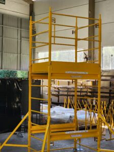 Andaime Plataforma Original MONTEEUSE PI0702779-6 Produto patenteado - Segurança em altura para manutenção industrial ou construção civil, garantindo acesso seguro pela escada incorporada, Guarda-corpos e Rodapés conforme NR-18, conjunto de piso antiderrapante e forração completa, com alçapão de acesso seguro. Pode ser apoiado com sapatas ajustáveis ou rodízios para movimentação segura da estrutura. Totalmente normatizado, com ART de fabricação recolhida junto ao CREA, Memorial de cálculo, Manual de montagem, Checklist de montagem, Projeto de montagem e Treinamento tipo seminário online com certificados nominais a cada participante. Destaque nas maiores indústrias do Brasil, tendo como clientes a VALE, CSN, Usiminas, Petrobrás, GERDAU, CEMIG, Raízen, JBS SEARA, Marfrig, Usaçucar, Bunge, ADM do Brasil, Syngenta, SENAI, Cofco, Hydro Alunorte, entre outros.