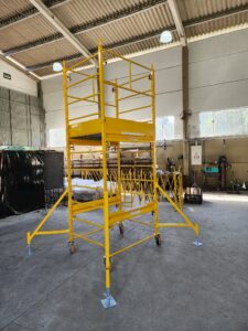 Andaime Plataforma Original MONTEEUSE PI0702779-6 Produto patenteado - Segurança em altura para manutenção industrial ou construção civil, garantindo acesso seguro pela escada incorporada, Guarda-corpos e Rodapés conforme NR-18, conjunto de piso antiderrapante e forração completa, com alçapão de acesso seguro. Pode ser apoiado com sapatas ajustáveis ou rodízios para movimentação segura da estrutura. Totalmente normatizado, com ART de fabricação recolhida junto ao CREA, Memorial de cálculo, Manual de montagem, Checklist de montagem, Projeto de montagem e Treinamento tipo seminário online com certificados nominais a cada participante. Destaque nas maiores indústrias do Brasil, tendo como clientes a VALE, CSN, Usiminas, Petrobrás, GERDAU, CEMIG, Raízen, JBS SEARA, Marfrig, Usaçucar, Bunge, ADM do Brasil, Syngenta, SENAI, Cofco, Hydro Alunorte, entre outros.