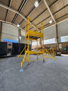 Andaime Plataforma Original MONTEEUSE PI0702779-6 Produto patenteado - Segurança em altura para manutenção industrial ou construção civil, garantindo acesso seguro pela escada incorporada, Guarda-corpos e Rodapés conforme NR-18, conjunto de piso antiderrapante e forração completa, com alçapão de acesso seguro. Pode ser apoiado com sapatas ajustáveis ou rodízios para movimentação segura da estrutura. Totalmente normatizado, com ART de fabricação recolhida junto ao CREA, Memorial de cálculo, Manual de montagem, Checklist de montagem, Projeto de montagem e Treinamento tipo seminário online com certificados nominais a cada participante. Destaque nas maiores indústrias do Brasil, tendo como clientes a VALE, CSN, Usiminas, Petrobrás, GERDAU, CEMIG, Raízen, JBS SEARA, Marfrig, Usaçucar, Bunge, ADM do Brasil, Syngenta, SENAI, Cofco, Hydro Alunorte, entre outros.
