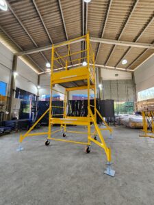 Andaime Plataforma Original MONTEEUSE PI0702779-6 Produto patenteado - Segurança em altura para manutenção industrial ou construção civil, garantindo acesso seguro pela escada incorporada, Guarda-corpos e Rodapés conforme NR-18, conjunto de piso antiderrapante e forração completa, com alçapão de acesso seguro. Pode ser apoiado com sapatas ajustáveis ou rodízios para movimentação segura da estrutura. Totalmente normatizado, com ART de fabricação recolhida junto ao CREA, Memorial de cálculo, Manual de montagem, Checklist de montagem, Projeto de montagem e Treinamento tipo seminário online com certificados nominais a cada participante. Destaque nas maiores indústrias do Brasil, tendo como clientes a VALE, CSN, Usiminas, Petrobrás, GERDAU, CEMIG, Raízen, JBS SEARA, Marfrig, Usaçucar, Bunge, ADM do Brasil, Syngenta, SENAI, Cofco, Hydro Alunorte, entre outros.