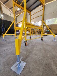 Andaime Plataforma Original MONTEEUSE PI0702779-6 Produto patenteado - Segurança em altura para manutenção industrial ou construção civil, garantindo acesso seguro pela escada incorporada, Guarda-corpos e Rodapés conforme NR-18, conjunto de piso antiderrapante e forração completa, com alçapão de acesso seguro. Pode ser apoiado com sapatas ajustáveis ou rodízios para movimentação segura da estrutura. Totalmente normatizado, com ART de fabricação recolhida junto ao CREA, Memorial de cálculo, Manual de montagem, Checklist de montagem, Projeto de montagem e Treinamento tipo seminário online com certificados nominais a cada participante. Destaque nas maiores indústrias do Brasil, tendo como clientes a VALE, CSN, Usiminas, Petrobrás, GERDAU, CEMIG, Raízen, JBS SEARA, Marfrig, Usaçucar, Bunge, ADM do Brasil, Syngenta, SENAI, Cofco, Hydro Alunorte, entre outros.