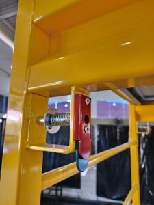 Andaime Plataforma Original MONTEEUSE PI0702779-6 Produto patenteado - Segurança em altura para manutenção industrial ou construção civil, garantindo acesso seguro pela escada incorporada, Guarda-corpos e Rodapés conforme NR-18, conjunto de piso antiderrapante e forração completa, com alçapão de acesso seguro. Pode ser apoiado com sapatas ajustáveis ou rodízios para movimentação segura da estrutura. Totalmente normatizado, com ART de fabricação recolhida junto ao CREA, Memorial de cálculo, Manual de montagem, Checklist de montagem, Projeto de montagem e Treinamento tipo seminário online com certificados nominais a cada participante. Destaque nas maiores indústrias do Brasil, tendo como clientes a VALE, CSN, Usiminas, Petrobrás, GERDAU, CEMIG, Raízen, JBS SEARA, Marfrig, Usaçucar, Bunge, ADM do Brasil, Syngenta, SENAI, Cofco, Hydro Alunorte, entre outros.