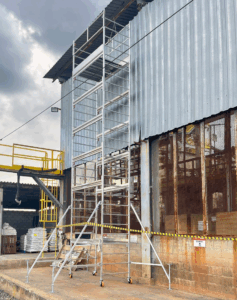 Andaime Plataforma Original MONTEEUSE PI0702779-6 Produto patenteado Aço ou Alumínio - Segurança em altura para manutenção industrial ou construção civil, garantindo acesso seguro pela escada incorporada, Guarda-corpos e Rodapés conforme NR-18, conjunto de piso antiderrapante e forração completa, com alçapão de acesso seguro. Pode ser apoiado com sapatas ajustáveis ou rodízios para movimentação segura da estrutura. Totalmente normatizado, com ART de fabricação recolhida junto ao CREA, Memorial de cálculo, Manual de montagem, Checklist de montagem, Projeto de montagem e Treinamento tipo seminário online com certificados nominais a cada participante. Destaque nas maiores indústrias do Brasil, tendo como clientes a VALE, CSN, Usiminas, Petrobrás, GERDAU, CEMIG, Raízen, JBS SEARA, Marfrig, Usaçucar, Bunge, ADM do Brasil, Syngenta, SENAI, Cofco, Hydro Alunorte, entre outros.