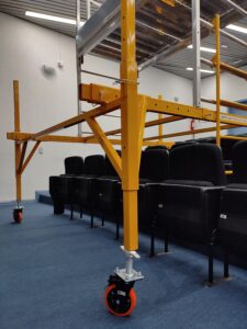 Andaime Plataforma Original MONTEEUSE PI0702779-6 Produto patenteado Aço ou Alumínio - Segurança em altura para manutenção industrial ou construção civil, garantindo acesso seguro pela escada incorporada, Guarda-corpos e Rodapés conforme NR-18, conjunto de piso antiderrapante e forração completa, com alçapão de acesso seguro. Pode ser apoiado com sapatas ajustáveis ou rodízios para movimentação segura da estrutura. Totalmente normatizado, com ART de fabricação recolhida junto ao CREA, Memorial de cálculo, Manual de montagem, Checklist de montagem, Projeto de montagem e Treinamento tipo seminário online com certificados nominais a cada participante. Destaque nas maiores indústrias do Brasil, tendo como clientes a VALE, CSN, Usiminas, Petrobrás, GERDAU, CEMIG, Raízen, JBS SEARA, Marfrig, Usaçucar, Bunge, ADM do Brasil, Syngenta, SENAI, Cofco, Hydro Alunorte, entre outros. Com base ajustável para desnível em auditórios.
