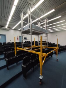 Andaime Plataforma Original MONTEEUSE PI0702779-6 Produto patenteado Aço ou Alumínio - Segurança em altura para manutenção industrial ou construção civil, garantindo acesso seguro pela escada incorporada, Guarda-corpos e Rodapés conforme NR-18, conjunto de piso antiderrapante e forração completa, com alçapão de acesso seguro. Pode ser apoiado com sapatas ajustáveis ou rodízios para movimentação segura da estrutura. Totalmente normatizado, com ART de fabricação recolhida junto ao CREA, Memorial de cálculo, Manual de montagem, Checklist de montagem, Projeto de montagem e Treinamento tipo seminário online com certificados nominais a cada participante. Destaque nas maiores indústrias do Brasil, tendo como clientes a VALE, CSN, Usiminas, Petrobrás, GERDAU, CEMIG, Raízen, JBS SEARA, Marfrig, Usaçucar, Bunge, ADM do Brasil, Syngenta, SENAI, Cofco, Hydro Alunorte, entre outros. Com base ajustável para desnível em auditórios.