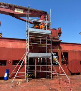 Andaime Plataforma Original MONTEEUSE PI0702779-6 Produto patenteado Aço ou Alumínio - Segurança em altura para manutenção industrial ou construção civil, garantindo acesso seguro pela escada incorporada, Guarda-corpos e Rodapés conforme NR-18, conjunto de piso antiderrapante e forração completa, com alçapão de acesso seguro. Pode ser apoiado com sapatas ajustáveis ou rodízios para movimentação segura da estrutura. Totalmente normatizado, com ART de fabricação recolhida junto ao CREA, Memorial de cálculo, Manual de montagem, Checklist de montagem, Projeto de montagem e Treinamento tipo seminário online com certificados nominais a cada participante. Destaque nas maiores indústrias do Brasil, tendo como clientes a VALE, CSN, Usiminas, Petrobrás, GERDAU, CEMIG, Raízen, JBS SEARA, Marfrig, Usaçucar, Bunge, ADM do Brasil, Syngenta, SENAI, Cofco, Hydro Alunorte, entre outros.