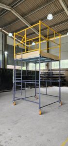 Andaime Tubular NR-18 MONTEEUSE - Segurança em altura para manutenção industrial ou construção civil, garantindo acesso seguro pelas escadas e guarda-corpos com portinhola de acesso ao piso antiderrapante e forração completa. Possui rodapés, diagonais e ligações de base. Pode ser apoiado com sapatas ajustáveis ou rodízios para movimentação segura da estrutura. Totalmente normatizado, com ART de fabricação, Memorial de cálculo e Manual de montagem.