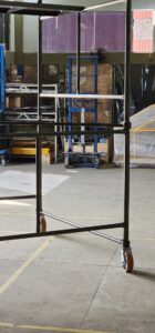 Andaime Tubular NR-18 MONTEEUSE - Segurança em altura para manutenção industrial ou construção civil, garantindo acesso seguro pelas escadas e guarda-corpos com portinhola de acesso ao piso antiderrapante e forração completa. Possui rodapés, diagonais e ligações de base. Pode ser apoiado com sapatas ajustáveis ou rodízios para movimentação segura da estrutura. Totalmente normatizado, com ART de fabricação, Memorial de cálculo e Manual de montagem.
