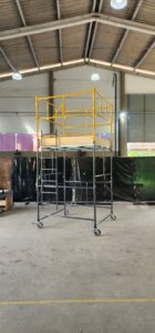 Andaime Tubular NR-18 MONTEEUSE - Segurança em altura para manutenção industrial ou construção civil, garantindo acesso seguro pelas escadas e guarda-corpos com portinhola de acesso ao piso antiderrapante e forração completa. Possui rodapés, diagonais e ligações de base. Pode ser apoiado com sapatas ajustáveis ou rodízios para movimentação segura da estrutura. Totalmente normatizado, com ART de fabricação, Memorial de cálculo e Manual de montagem.