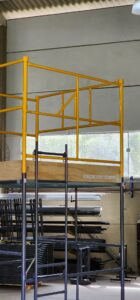 Andaime Tubular NR-18 MONTEEUSE - Segurança em altura para manutenção industrial ou construção civil, garantindo acesso seguro pelas escadas e guarda-corpos com portinhola de acesso ao piso antiderrapante e forração completa. Possui rodapés, diagonais e ligações de base. Pode ser apoiado com sapatas ajustáveis ou rodízios para movimentação segura da estrutura. Totalmente normatizado, com ART de fabricação, Memorial de cálculo e Manual de montagem.