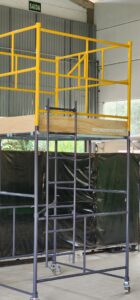 Andaime Tubular NR-18 MONTEEUSE - Segurança em altura para manutenção industrial ou construção civil, garantindo acesso seguro pelas escadas e guarda-corpos com portinhola de acesso ao piso antiderrapante e forração completa. Possui rodapés, diagonais e ligações de base. Pode ser apoiado com sapatas ajustáveis ou rodízios para movimentação segura da estrutura. Totalmente normatizado, com ART de fabricação, Memorial de cálculo e Manual de montagem.