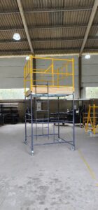 Andaime Tubular NR-18 MONTEEUSE - Segurança em altura para manutenção industrial ou construção civil, garantindo acesso seguro pelas escadas e guarda-corpos com portinhola de acesso ao piso antiderrapante e forração completa. Possui rodapés, diagonais e ligações de base. Pode ser apoiado com sapatas ajustáveis ou rodízios para movimentação segura da estrutura. Totalmente normatizado, com ART de fabricação, Memorial de cálculo e Manual de montagem.
