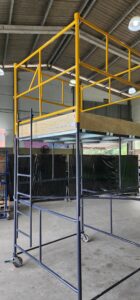 Andaime Tubular NR-18 MONTEEUSE - Segurança em altura para manutenção industrial ou construção civil, garantindo acesso seguro pelas escadas e guarda-corpos com portinhola de acesso ao piso antiderrapante e forração completa. Possui rodapés, diagonais e ligações de base. Pode ser apoiado com sapatas ajustáveis ou rodízios para movimentação segura da estrutura. Totalmente normatizado, com ART de fabricação, Memorial de cálculo e Manual de montagem.