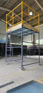 Andaime Tubular NR-18 MONTEEUSE - Segurança em altura para manutenção industrial ou construção civil, garantindo acesso seguro pelas escadas e guarda-corpos com portinhola de acesso ao piso antiderrapante e forração completa. Possui rodapés, diagonais e ligações de base. Pode ser apoiado com sapatas ajustáveis ou rodízios para movimentação segura da estrutura. Totalmente normatizado, com ART de fabricação, Memorial de cálculo e Manual de montagem.