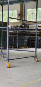 Andaime Tubular NR-18 MONTEEUSE - Segurança em altura para manutenção industrial ou construção civil, garantindo acesso seguro pelas escadas e guarda-corpos com portinhola de acesso ao piso antiderrapante e forração completa. Possui rodapés, diagonais e ligações de base. Pode ser apoiado com sapatas ajustáveis ou rodízios para movimentação segura da estrutura. Totalmente normatizado, com ART de fabricação, Memorial de cálculo e Manual de montagem.