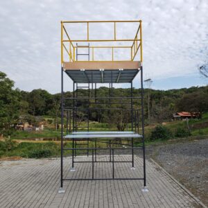 Andaime Tubular NR-18 MONTEEUSE - Segurança em altura para manutenção industrial ou construção civil, garantindo acesso seguro pelas escadas e guarda-corpos com portinhola de acesso ao piso antiderrapante e forração completa. Possui rodapés, diagonais e ligações de base. Pode ser apoiado com sapatas ajustáveis ou rodízios para movimentação segura da estrutura. Totalmente normatizado, com ART de fabricação, Memorial de cálculo e Manual de montagem.
