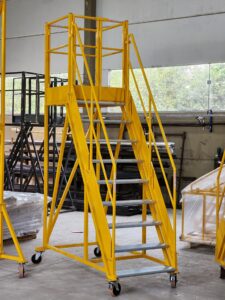 Escada Plataforma NR-12 MONTEEUSE Aço ou Alumínio - Atendimento total as NR-12 e NR-35, com acesso angulado, degraus galvanizados e antiderrapantes e Plataforma superior com guarda-corpos e rodapés. Acompanha ART de fabricação e é amplamente utilizada nas maiores indústrias do Brasil, com altíssima qualidade de fabricação, matéria-prima certificada e acabamento de superfície de alta qualidade - pintura eletrostática.