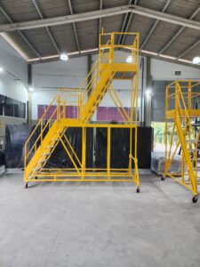 Escada Plataforma NR-12 MONTEEUSE Aço ou Alumínio - Atendimento total as NR-12 e NR-35, com acesso angulado, degraus galvanizados e antiderrapantes e Plataforma superior com guarda-corpos e rodapés. Acompanha ART de fabricação e é amplamente utilizada nas maiores indústrias do Brasil, com altíssima qualidade de fabricação, matéria-prima certificada e acabamento de superfície de alta qualidade - pintura eletrostática.