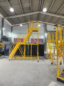 Escada Plataforma NR-12 MONTEEUSE Aço ou Alumínio - Atendimento total as NR-12 e NR-35, com acesso angulado, degraus galvanizados e antiderrapantes e Plataforma superior com guarda-corpos e rodapés. Acompanha ART de fabricação e é amplamente utilizada nas maiores indústrias do Brasil, com altíssima qualidade de fabricação, matéria-prima certificada e acabamento de superfície de alta qualidade - pintura eletrostática.