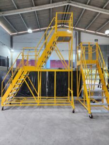 Escada Plataforma NR-12 MONTEEUSE Aço ou Alumínio - Atendimento total as NR-12 e NR-35, com acesso angulado, degraus galvanizados e antiderrapantes e Plataforma superior com guarda-corpos e rodapés. Acompanha ART de fabricação e é amplamente utilizada nas maiores indústrias do Brasil, com altíssima qualidade de fabricação, matéria-prima certificada e acabamento de superfície de alta qualidade - pintura eletrostática.