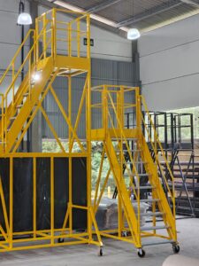 Escada Plataforma NR-12 MONTEEUSE Aço ou Alumínio - Atendimento total as NR-12 e NR-35, com acesso angulado, degraus galvanizados e antiderrapantes e Plataforma superior com guarda-corpos e rodapés. Acompanha ART de fabricação e é amplamente utilizada nas maiores indústrias do Brasil, com altíssima qualidade de fabricação, matéria-prima certificada e acabamento de superfície de alta qualidade - pintura eletrostática.