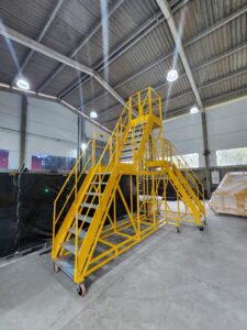 Escada Plataforma NR-12 MONTEEUSE Aço ou Alumínio - Atendimento total as NR-12 e NR-35, com acesso angulado, degraus galvanizados e antiderrapantes e Plataforma superior com guarda-corpos e rodapés. Acompanha ART de fabricação e é amplamente utilizada nas maiores indústrias do Brasil, com altíssima qualidade de fabricação, matéria-prima certificada e acabamento de superfície de alta qualidade - pintura eletrostática.