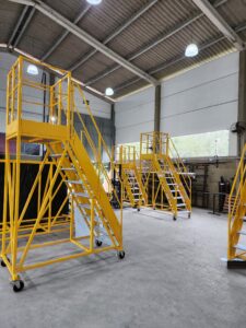 Escada Plataforma NR-12 MONTEEUSE Aço ou Alumínio - Atendimento total as NR-12 e NR-35, com acesso angulado, degraus galvanizados e antiderrapantes e Plataforma superior com guarda-corpos e rodapés. Acompanha ART de fabricação e é amplamente utilizada nas maiores indústrias do Brasil, com altíssima qualidade de fabricação, matéria-prima certificada e acabamento de superfície de alta qualidade - pintura eletrostática.