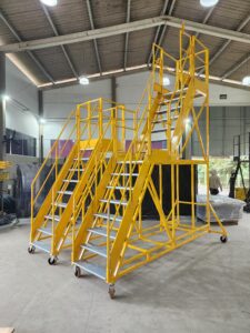 Escada Plataforma NR-12 MONTEEUSE Aço ou Alumínio - Atendimento total as NR-12 e NR-35, com acesso angulado, degraus galvanizados e antiderrapantes e Plataforma superior com guarda-corpos e rodapés. Acompanha ART de fabricação e é amplamente utilizada nas maiores indústrias do Brasil, com altíssima qualidade de fabricação, matéria-prima certificada e acabamento de superfície de alta qualidade - pintura eletrostática.