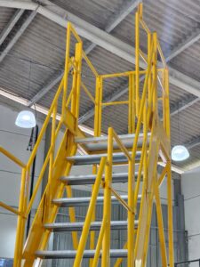 Escada Plataforma NR-12 MONTEEUSE Aço ou Alumínio - Atendimento total as NR-12 e NR-35, com acesso angulado, degraus galvanizados e antiderrapantes e Plataforma superior com guarda-corpos e rodapés. Acompanha ART de fabricação e é amplamente utilizada nas maiores indústrias do Brasil, com altíssima qualidade de fabricação, matéria-prima certificada e acabamento de superfície de alta qualidade - pintura eletrostática.