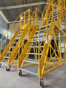 Escada Plataforma NR-12 MONTEEUSE Aço ou Alumínio - Atendimento total as NR-12 e NR-35, com acesso angulado, degraus galvanizados e antiderrapantes e Plataforma superior com guarda-corpos e rodapés. Acompanha ART de fabricação e é amplamente utilizada nas maiores indústrias do Brasil, com altíssima qualidade de fabricação, matéria-prima certificada e acabamento de superfície de alta qualidade - pintura eletrostática.