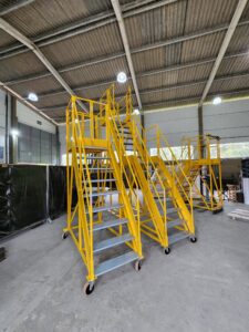 Escada Plataforma NR-12 MONTEEUSE Aço ou Alumínio - Atendimento total as NR-12 e NR-35, com acesso angulado, degraus galvanizados e antiderrapantes e Plataforma superior com guarda-corpos e rodapés. Acompanha ART de fabricação e é amplamente utilizada nas maiores indústrias do Brasil, com altíssima qualidade de fabricação, matéria-prima certificada e acabamento de superfície de alta qualidade - pintura eletrostática.