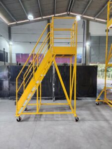 Escada Plataforma NR-12 MONTEEUSE Aço ou Alumínio - Atendimento total as NR-12 e NR-35, com acesso angulado, degraus galvanizados e antiderrapantes e Plataforma superior com guarda-corpos e rodapés. Acompanha ART de fabricação e é amplamente utilizada nas maiores indústrias do Brasil, com altíssima qualidade de fabricação, matéria-prima certificada e acabamento de superfície de alta qualidade - pintura eletrostática.