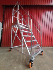 Escada Plataforma NR-12 MONTEEUSE Aço ou Alumínio - Atendimento total as NR-12 e NR-35, com acesso angulado, degraus galvanizados e antiderrapantes e Plataforma superior com guarda-corpos e rodapés. Acompanha ART de fabricação e é amplamente utilizada nas maiores indústrias do Brasil, com altíssima qualidade de fabricação, matéria-prima certificada e acabamento de superfície de alta qualidade - pintura eletrostática.