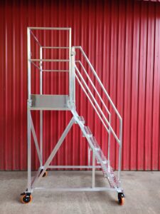Escada Plataforma NR-12 MONTEEUSE Aço ou Alumínio - Atendimento total as NR-12 e NR-35, com acesso angulado, degraus galvanizados e antiderrapantes e Plataforma superior com guarda-corpos e rodapés. Acompanha ART de fabricação e é amplamente utilizada nas maiores indústrias do Brasil, com altíssima qualidade de fabricação, matéria-prima certificada e acabamento de superfície de alta qualidade - pintura eletrostática.