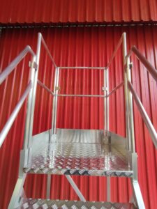 Escada Plataforma NR-12 MONTEEUSE Aço ou Alumínio - Atendimento total as NR-12 e NR-35, com acesso angulado, degraus galvanizados e antiderrapantes e Plataforma superior com guarda-corpos e rodapés. Acompanha ART de fabricação e é amplamente utilizada nas maiores indústrias do Brasil, com altíssima qualidade de fabricação, matéria-prima certificada e acabamento de superfície de alta qualidade - pintura eletrostática.