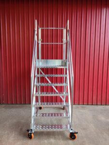 Escada Plataforma NR-12 MONTEEUSE Aço ou Alumínio - Atendimento total as NR-12 e NR-35, com acesso angulado, degraus galvanizados e antiderrapantes e Plataforma superior com guarda-corpos e rodapés. Acompanha ART de fabricação e é amplamente utilizada nas maiores indústrias do Brasil, com altíssima qualidade de fabricação, matéria-prima certificada e acabamento de superfície de alta qualidade - pintura eletrostática.