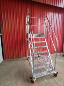 Escada Plataforma NR-12 MONTEEUSE Aço ou Alumínio - Atendimento total as NR-12 e NR-35, com acesso angulado, degraus galvanizados e antiderrapantes e Plataforma superior com guarda-corpos e rodapés. Acompanha ART de fabricação e é amplamente utilizada nas maiores indústrias do Brasil, com altíssima qualidade de fabricação, matéria-prima certificada e acabamento de superfície de alta qualidade - pintura eletrostática.