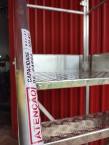 Escada Plataforma NR-12 MONTEEUSE Aço ou Alumínio - Atendimento total as NR-12 e NR-35, com acesso angulado, degraus galvanizados e antiderrapantes e Plataforma superior com guarda-corpos e rodapés. Acompanha ART de fabricação e é amplamente utilizada nas maiores indústrias do Brasil, com altíssima qualidade de fabricação, matéria-prima certificada e acabamento de superfície de alta qualidade - pintura eletrostática.