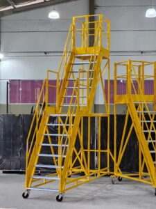 Escada Plataforma NR-12 MONTEEUSE Aço ou Alumínio - Atendimento total as NR-12 e NR-35, com acesso angulado, degraus galvanizados e antiderrapantes e Plataforma superior com guarda-corpos e rodapés. Acompanha ART de fabricação e é amplamente utilizada nas maiores indústrias do Brasil, com altíssima qualidade de fabricação, matéria-prima certificada e acabamento de superfície de alta qualidade - pintura eletrostática.