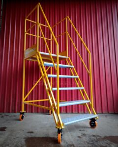 Escada Plataforma NR-12 MONTEEUSE Aço ou Alumínio - Atendimento total as NR-12 e NR-35, com acesso angulado, degraus galvanizados e antiderrapantes e Plataforma superior com guarda-corpos e rodapés. Acompanha ART de fabricação e é amplamente utilizada nas maiores indústrias do Brasil, com altíssima qualidade de fabricação, matéria-prima certificada e acabamento de superfície de alta qualidade - pintura eletrostática.