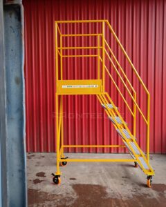 Escada Plataforma NR-12 MONTEEUSE Aço ou Alumínio - Atendimento total as NR-12 e NR-35, com acesso angulado, degraus galvanizados e antiderrapantes e Plataforma superior com guarda-corpos e rodapés. Acompanha ART de fabricação e é amplamente utilizada nas maiores indústrias do Brasil, com altíssima qualidade de fabricação, matéria-prima certificada e acabamento de superfície de alta qualidade - pintura eletrostática.