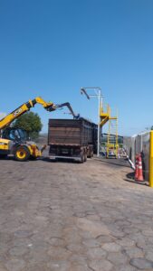 Plataforma Linha de Vida Móvel Monteeuse - Segurança em Altura nas atividades de Manutenção, Inspeção de cargas e Enlonamento de veículos e caminhões, com atendimento total a NR35, permitindo a Ancoragem do Cinto de segurança no Trava-quedas. Trabalho seguro, estrutura móvel com Rodízios robustos e de qualidade.