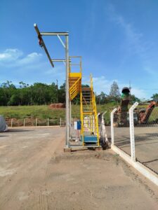 Plataforma Linha de Vida Móvel Monteeuse - Segurança em Altura nas atividades de Manutenção, Inspeção de cargas e Enlonamento de veículos e caminhões, com atendimento total a NR35, permitindo a Ancoragem do Cinto de segurança no Trava-quedas. Trabalho seguro, estrutura móvel com Rodízios robustos e de qualidade.
