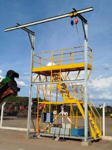 Plataforma Linha de Vida Móvel Monteeuse - Segurança em Altura nas atividades de Manutenção, Inspeção de cargas e Enlonamento de veículos e caminhões, com atendimento total a NR35, permitindo a Ancoragem do Cinto de segurança no Trava-quedas. Trabalho seguro, estrutura móvel com Rodízios robustos e de qualidade.