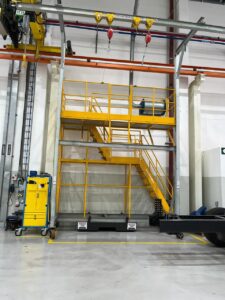 Plataforma Linha de Vida Móvel Monteeuse - Segurança em Altura nas atividades de Manutenção, Inspeção de cargas e Enlonamento de veículos e caminhões, com atendimento total a NR35, permitindo a Ancoragem do Cinto de segurança no Trava-quedas. Trabalho seguro, estrutura móvel com Rodízios robustos e de qualidade.