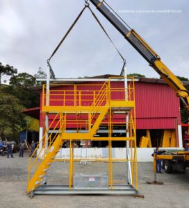 Plataforma Linha de Vida Móvel Monteeuse - Com contrapeso para estabilidade da estrutura. Segurança em Altura nas atividades de Manutenção, Inspeção de cargas e Enlonamento de veículos e caminhões, com atendimento total a NR35, permitindo a Ancoragem do Cinto de segurança no Trava-quedas. Trabalho seguro, estrutura móvel com Rodízios robustos e de qualidade.