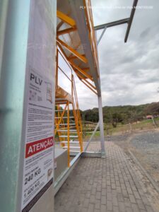 Plataforma Linha de Vida Móvel Monteeuse - Com contrapeso para estabilidade da estrutura. Segurança em Altura nas atividades de Manutenção, Inspeção de cargas e Enlonamento de veículos e caminhões, com atendimento total a NR35, permitindo a Ancoragem do Cinto de segurança no Trava-quedas. Trabalho seguro, estrutura móvel com Rodízios robustos e de qualidade.